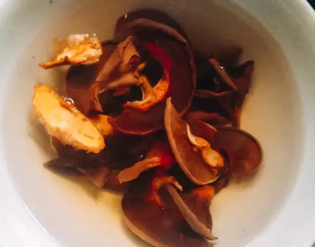 乳扇是什么奶做的，乳扇是怎么做的（大理白族手工美食乳扇）