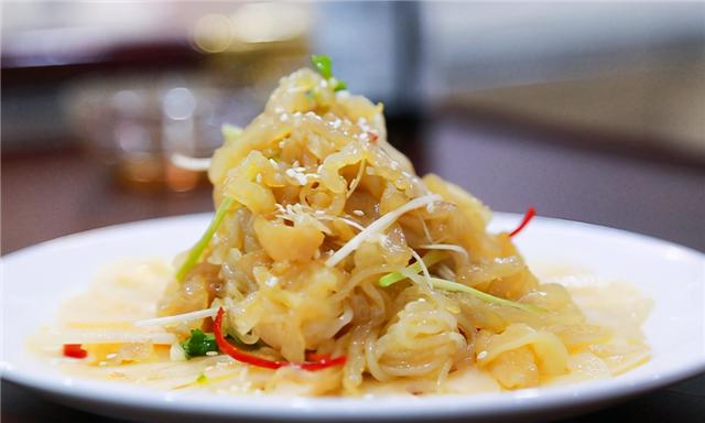 水母和海蜇头是什么关系，水母和海蜇头是什么关系图片（我们平时吃的都是海蜇皮和海蜇头）