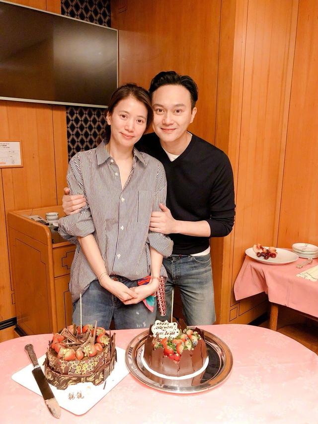 袁咏仪年轻素颜马尾超清曝光，穿“马海毛”毛衣依偎张智霖