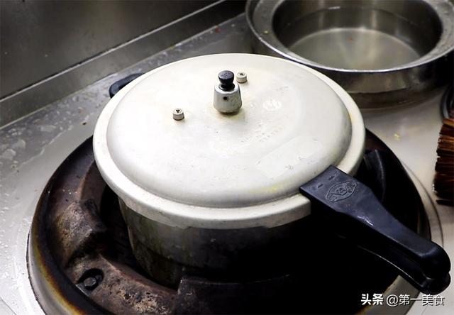 先炖后炸羊排的做法，炸羊排之前要不要煮一煮（手撕羊排还能这样做）