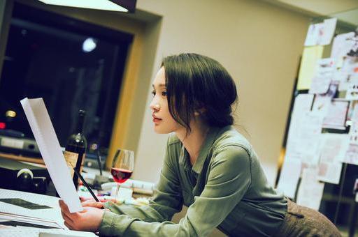 主持人清瑜个人资料(45岁周迅开心变老) - 散下步