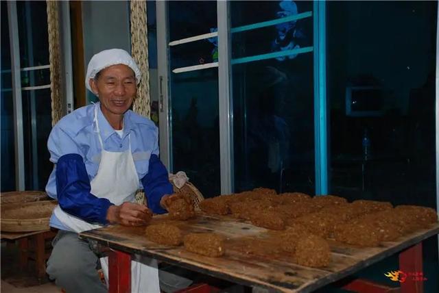 用纸怎样包花，用纸包花怎么包（云南省首届“非遗购物节”在楚雄开启）