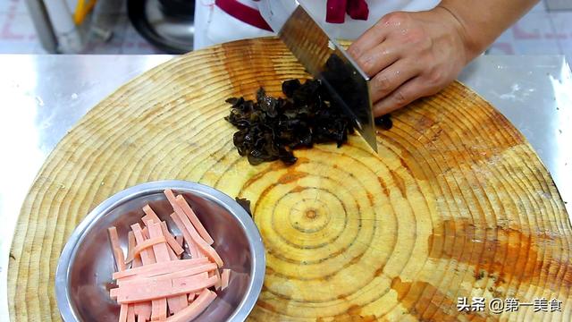 千张的做法大全家常菜，素煮千张的家常做法（厨师长教你：千张的创新做法）