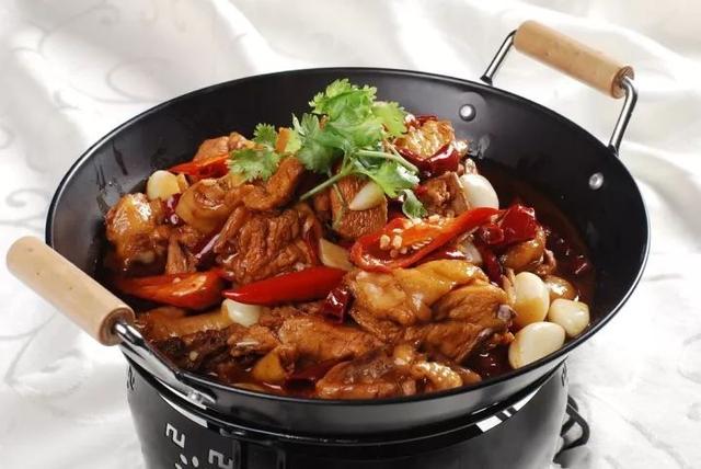 川菜干锅鸡的做法，川味干锅鸡怎么做最好吃（苗家干锅鸡配方及制作方法）