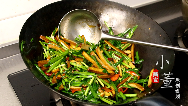 豆干炒韭菜怎么做好吃，豆干炒韭菜怎么做好吃又简单（5分钟就学会）
