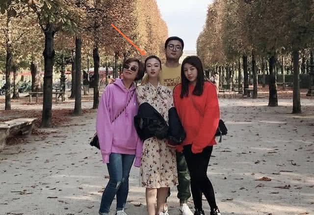 黑色帽子搭配，黑色帽子搭配浅色衣服（吴谨言的效果，差异不是一般大）