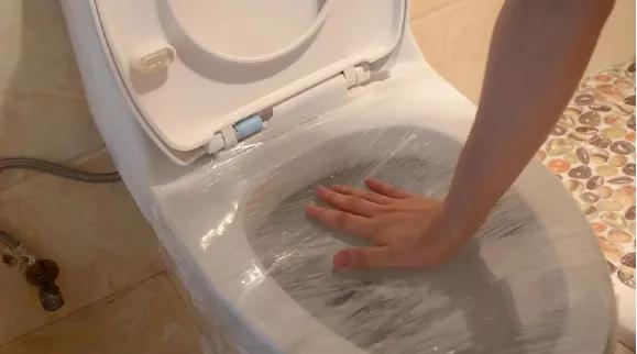 马桶堵了怎么处理，塑料块掉进马桶堵了怎么处理（师傅亲授抽水马桶堵塞疏通窍门）