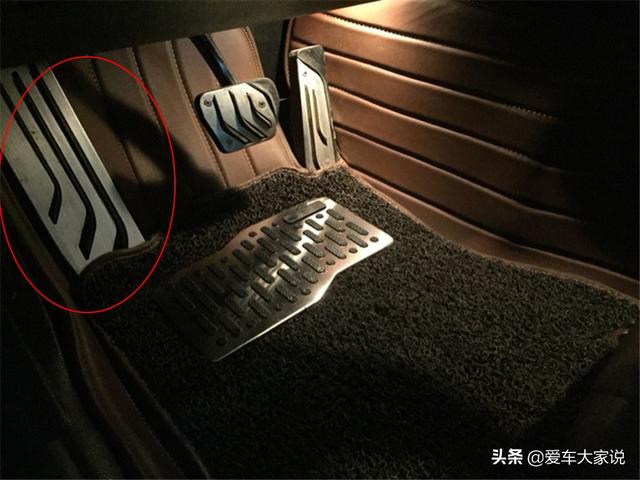 自动挡油门刹车位置图，自动挡刹车油门位置在哪（自动挡只有两个踏板）