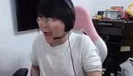 乖乖站好什么梗，乖乖站好什么意思（姿态迷之操作笑翻观众）