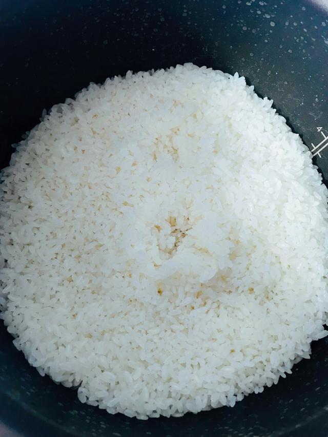 用电高压锅做米饭，粘乎乎的不好吃，我找到了解决的方法