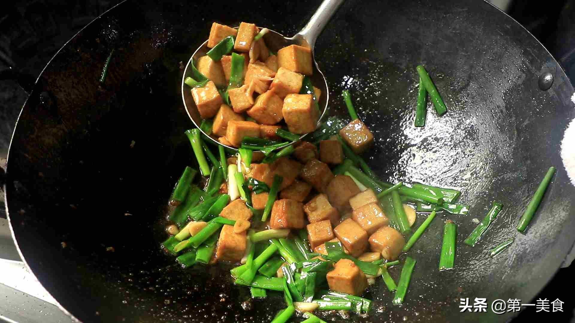 老豆腐的做法(一块老豆腐，几根小葱，大厨烧的豆腐不碎不烂，外焦里嫩又入味)