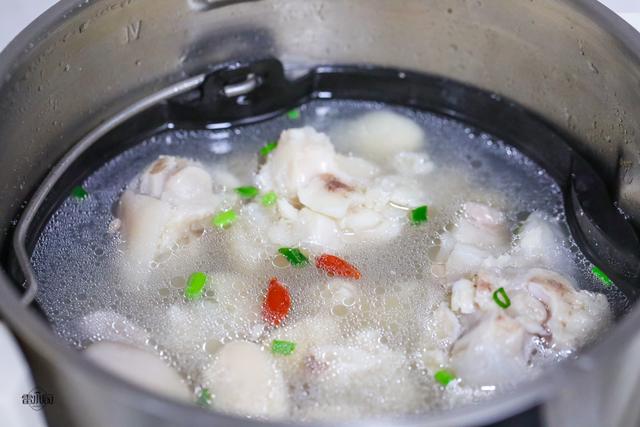 什么炖猪蹄汤好吃又大补，猪蹄别再红烧了