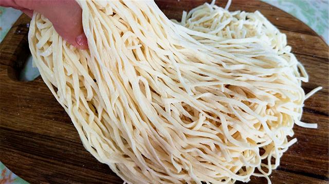 淀粉和面粉哪个热量更高，淀粉和面条哪个热量高（哪种主食更容易发胖）