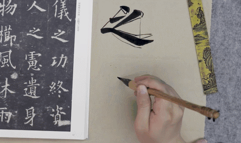 初学者怎样练毛笔字 教你写出好看的书法，初学者怎样练毛笔字（初练毛笔字，究竟如何开始写）