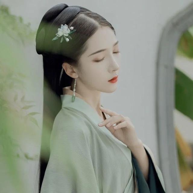 男生小哥哥古风部位半身汉服转圈圈超帅头像/值得拥有/奶酪微信，男生小哥哥古风部位半身汉服转圈圈超帅头像/值得拥有/奶酪（一组超级仙气的汉服女生头像）