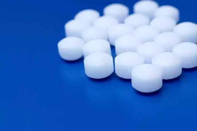 樟脑丸有毒吗，樟脑丸有毒吗 放在屋里会中毒吗（这类樟脑丸，内含一级致癌物）