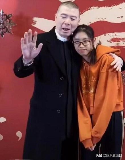 冯小刚徐帆15岁养女近照曝光，长相引网友注意：女大十八变