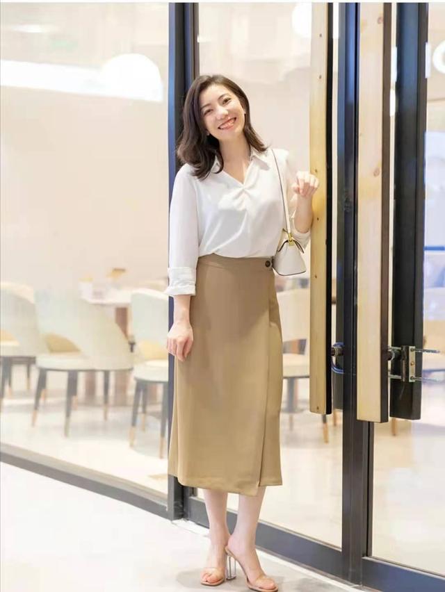 卡其色裙子配什么颜色上衣，卡其色半身裙搭配什么颜色上衣（卡其色半身裙配什么颜色上衣好看）