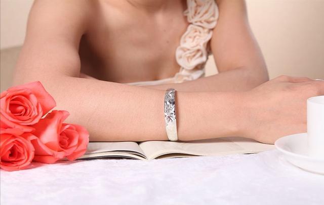 女人银手镯戴哪只手好，女性银手镯带哪只手好（女人戴镯子金的好还是银的好）