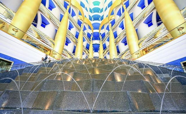 迪拜七星级酒店，迪拜七星级酒店有哪些服务（超奢华七星级住宿楼中楼房间大公开）