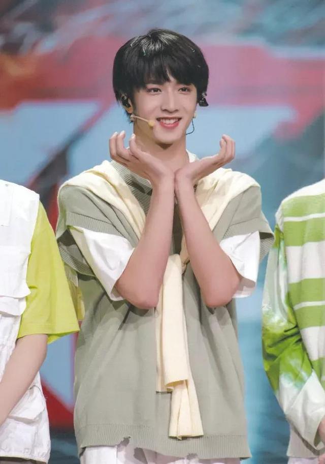 刘耀文头像女生专用，刘耀文｜帅且自知的靓仔微信（壁纸加头像）