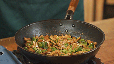 青椒炒豆腐的做法，豆腐做法简单又好吃（家常素食：青椒炒豆腐）