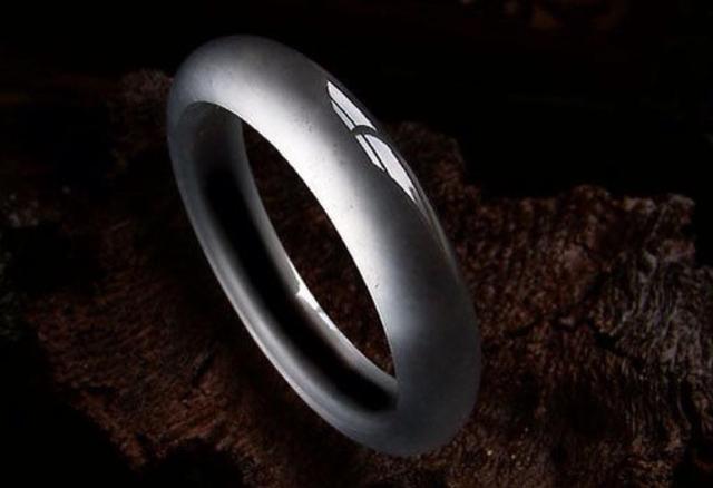 什么是糯种翡翠，糯种翡翠属于什么档次（糯种翡翠鉴别）