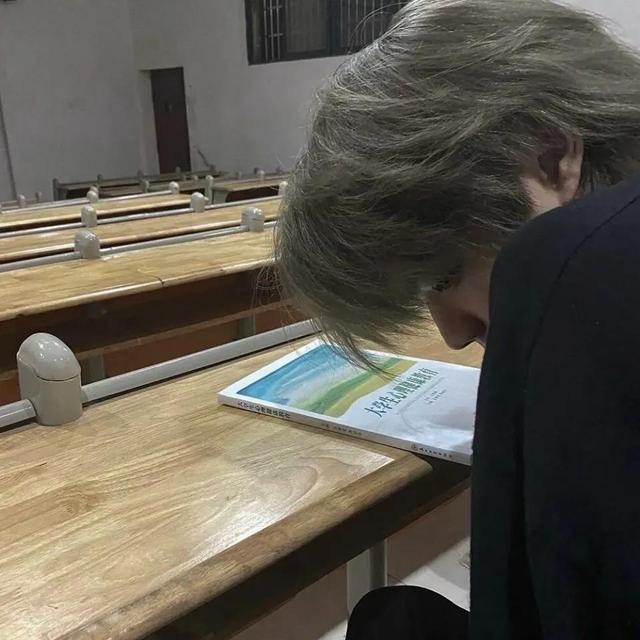 airpods电量怎么看，ins成熟帅气真人魅力男生头像 远渡人间惊鸿宴微信（分享：帅气超A·男生头像）