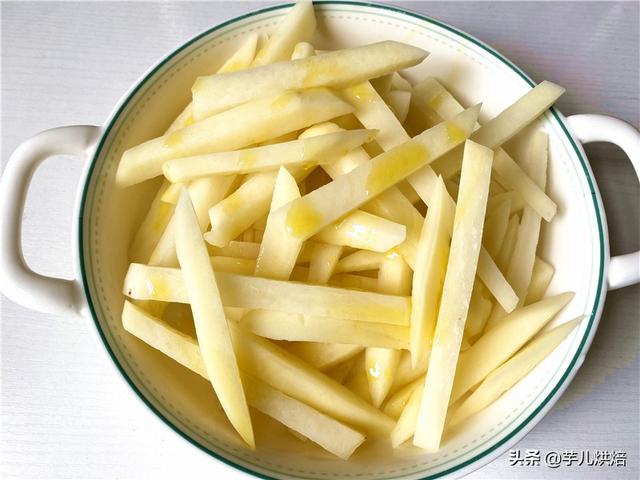 炸薯条的制作方法，如何制作家庭版炸薯条（几滴油炸出一大盘薯条）