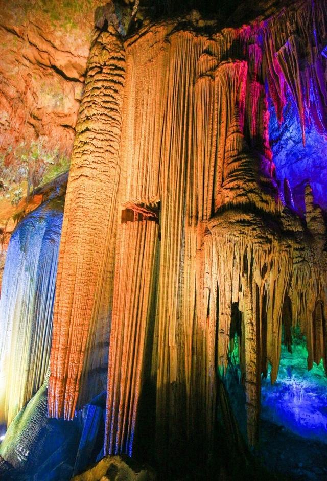 钟乳石是怎么形成的，钟乳石是怎样形成的（跟着世界自然遗产学知识）