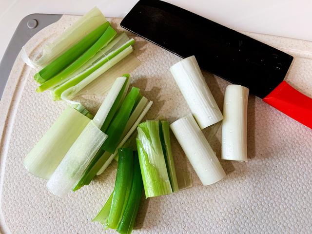 海参怎样烹饪，海参烹饪方法视频（上海妈妈教你“葱烧海参”家常做法）