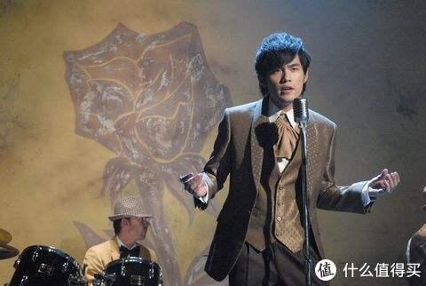 她的睫毛弯的嘴角，她的睫毛歌词（别和我说你是哭着进来找青春的）