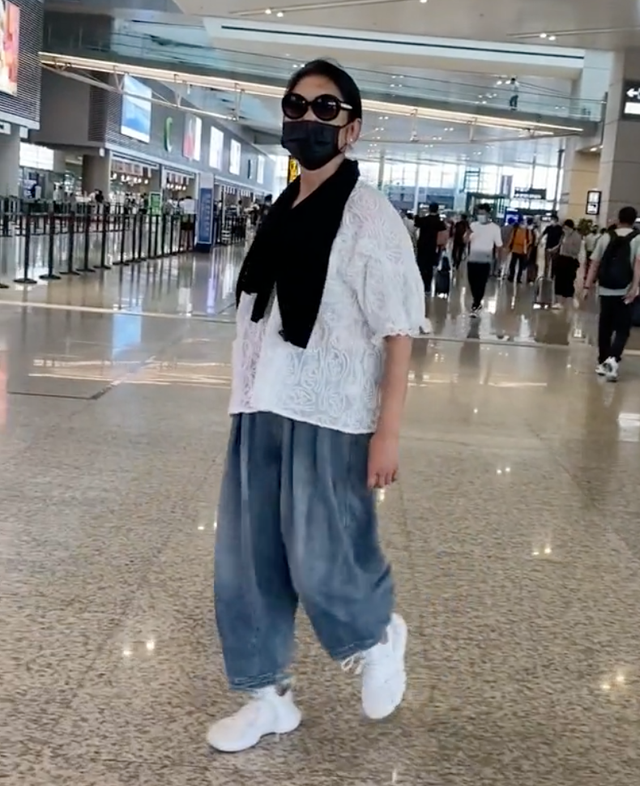 62岁倪萍素颜走机场打扮时髦，走路略显蹒跚不用人扶