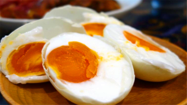 咸鸭蛋的吃法有哪些，咸鸭蛋的功效及吃法（咸鸭蛋的3种美味做法）