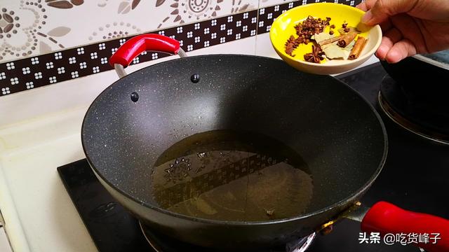 辣椒油怎么洗掉，塑料桌布上的辣椒油怎么洗掉（做出的辣椒油红亮鲜香不发黑）