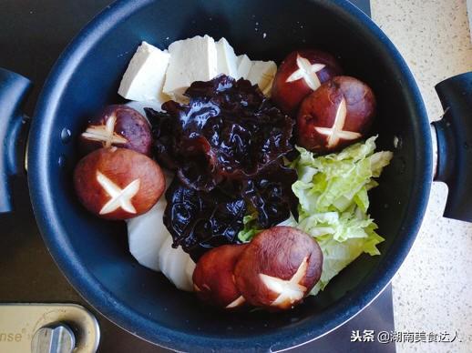 吃清汤火锅涮什么菜好吃，吃清汤火锅涮什么菜好吃呢（试试这样的清汤小火锅）