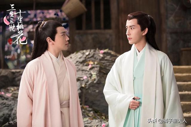 成玉元君与东华帝君，成玉站在人群前与连宋宛若天生一对