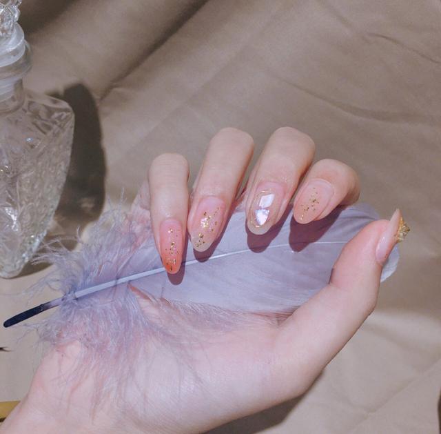 透明指甲油怎么涂好看，指甲涂透明指甲油好不好（赶走夏日炎热怎能少得了它）