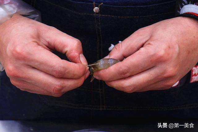 白灼虾要去虾线吗，白灼虾的正确做法怎么去除虾线（虾肉鲜嫩弹滑还不腥）