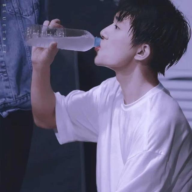 易烊千玺的星座，易烊千玺星座头像微信（收集近期绝绝子的易烊千玺头像）