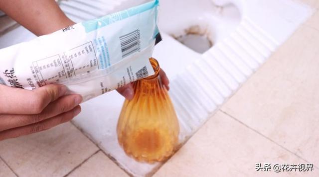 怎样去除便池里的黄污渍，去除便池里的黄锈（简单方法就洗得洁净如初）