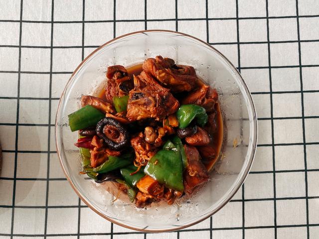 黄焖鸡腿的制作方法，鸡腿怎么做黄焖鸡（厨房小白都可以掌握的家常版黄焖鸡腿）