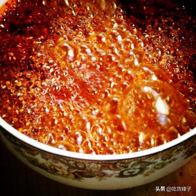 辣椒油怎么洗掉，塑料桌布上的辣椒油怎么洗掉（做出的辣椒油红亮鲜香不发黑）