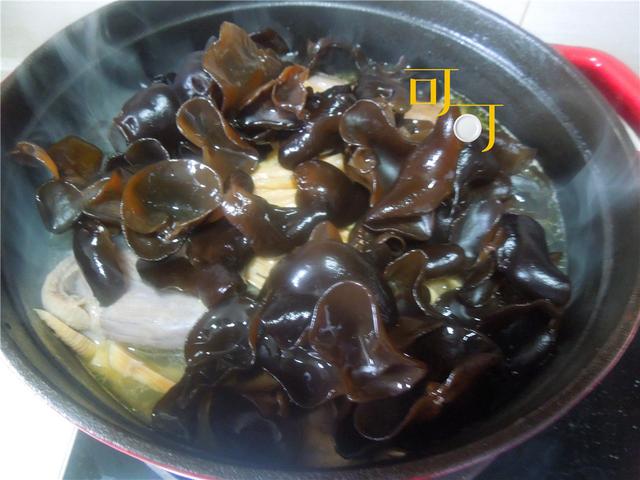 笋干老鸭煲的做法，笋干老鸭煲的做法 最正宗的做法（买只老鸭加笋干和木耳一起炖着吃）