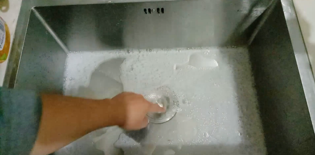 洗菜盆下水道堵塞疏通的最好办法，洗菜盆下水管堵塞怎么疏通（撒一把小苏打）