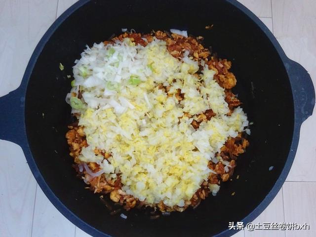 酸菜蒸饺的做法，酸菜蒸饺的做法步骤（这么做馅鲜皮筋道）