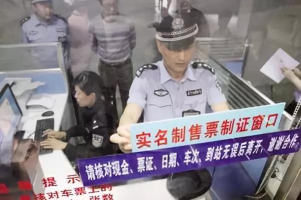 临时身份证长什么样，临时身份证和身份证有什么区别（以后坐火车办临时身份证明不用拍照了）
