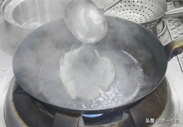 鲫鱼的做法，鲫鱼的做法鲫鱼汤的做法（搭配蒜蓉这样做）