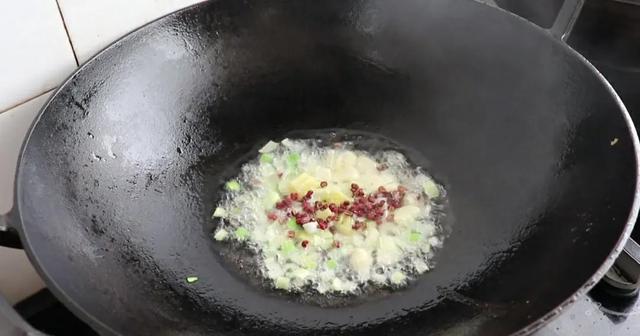 小瓜炒鸡蛋的做法，角瓜炒鸡蛋家常做法（年夜饭必备的家常菜）