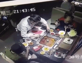 海底捞打火机爆炸这事怎么处理呢，服务员在火锅里捞客人的打火机